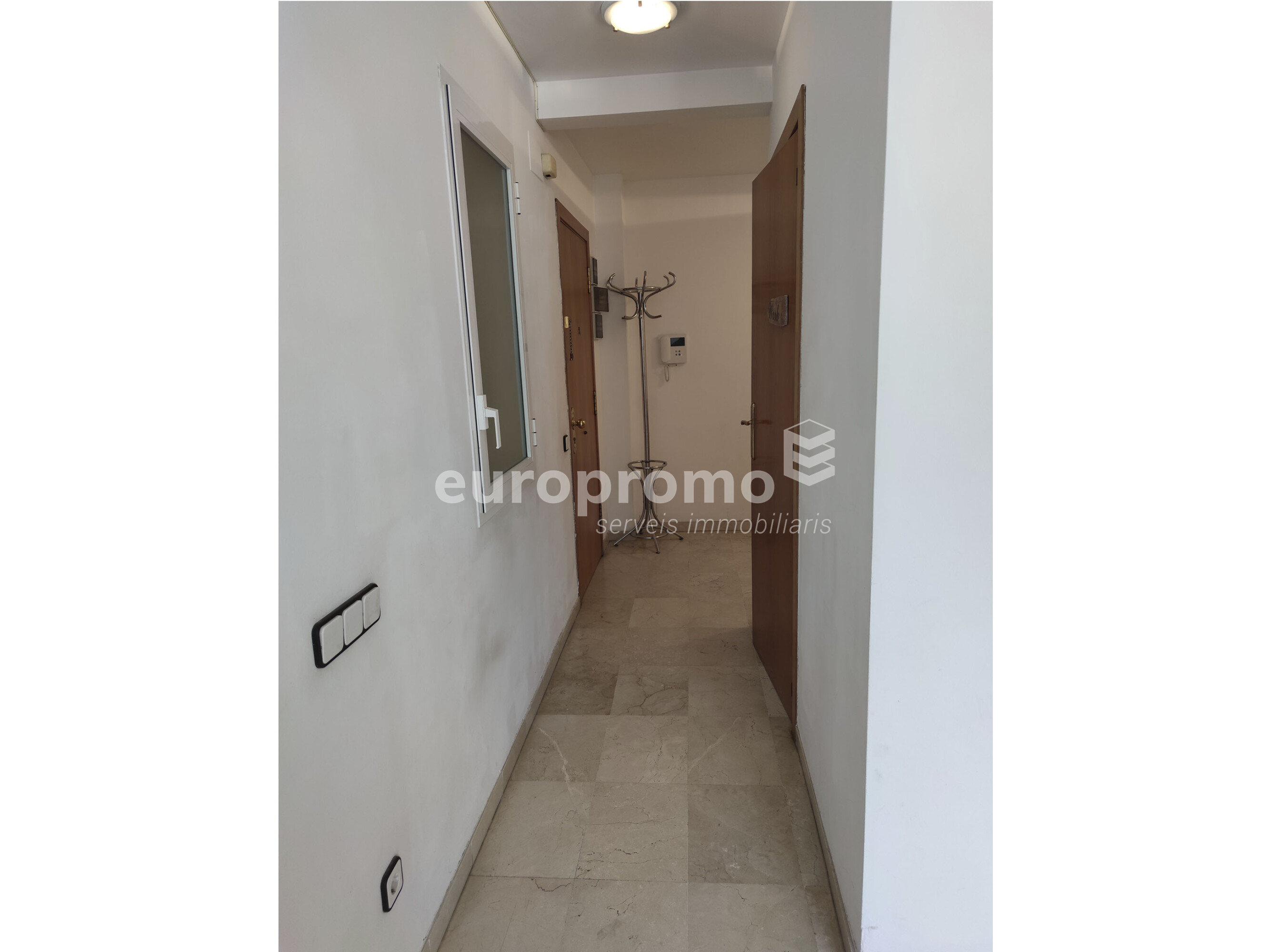 Pis acollidor d'una habitació amb despatx al centre de Girona!